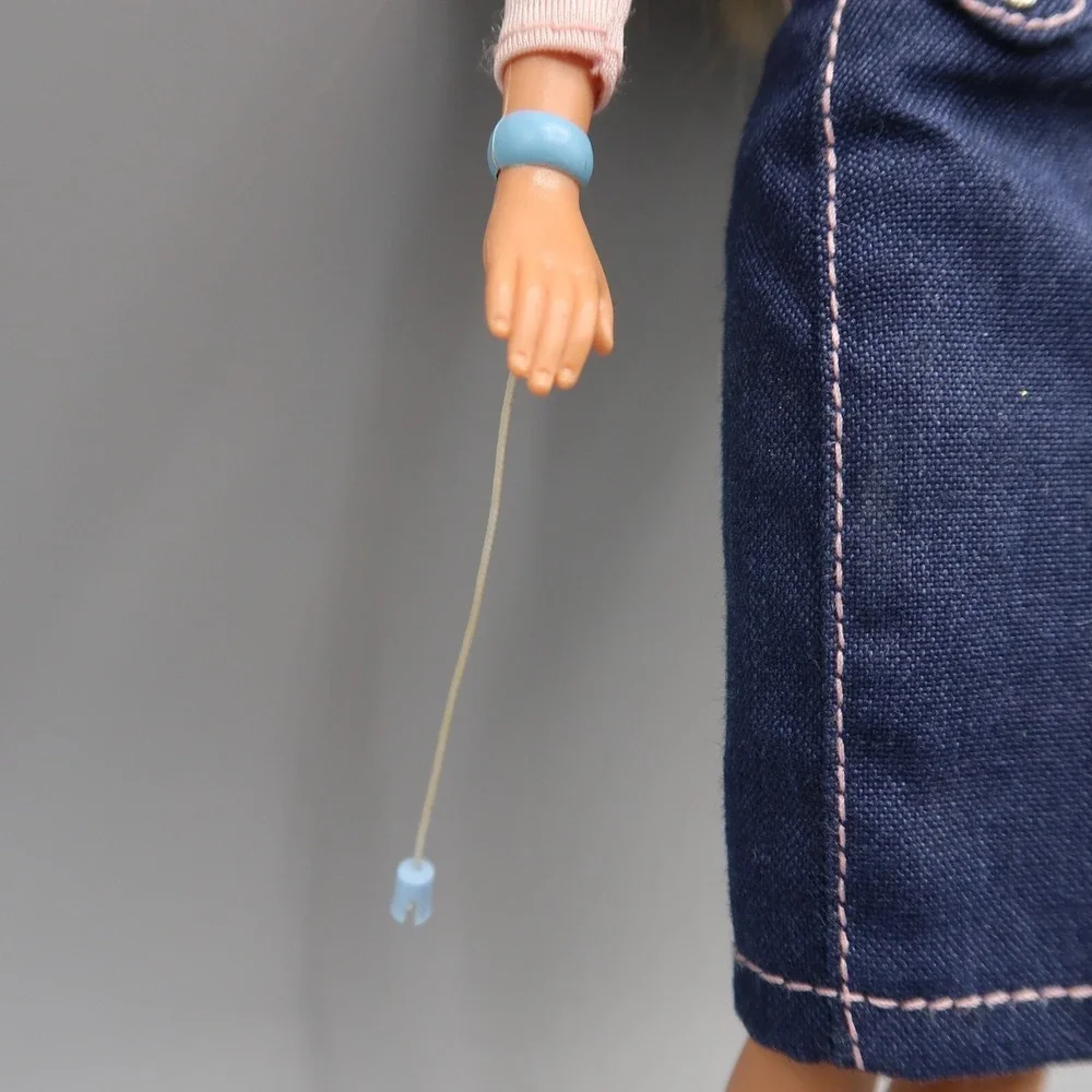 Vintage 90s Blonde‎ Barbie sting magnet Fashion Doll